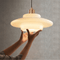 Yandir | Hängande lampa med mjölkvit skärm för retro och moderna interiörer