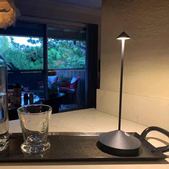 Stolja | Trådlös och Uppladdningsbar LED Bordslampa