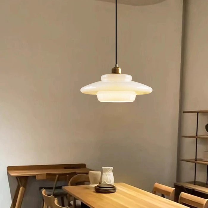 Yandir | Hängande lampa med mjölkvit skärm för retro och moderna interiörer