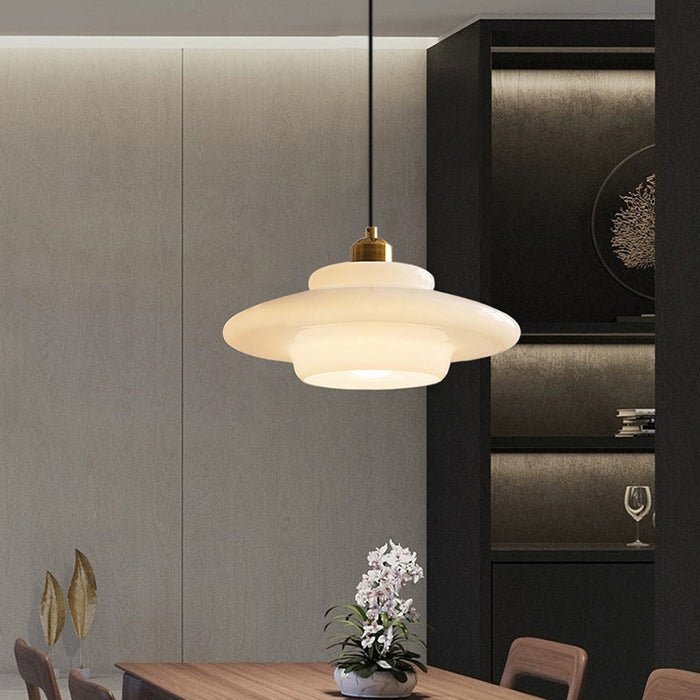 Yandir | Hängande lampa med mjölkvit skärm för retro och moderna interiörer