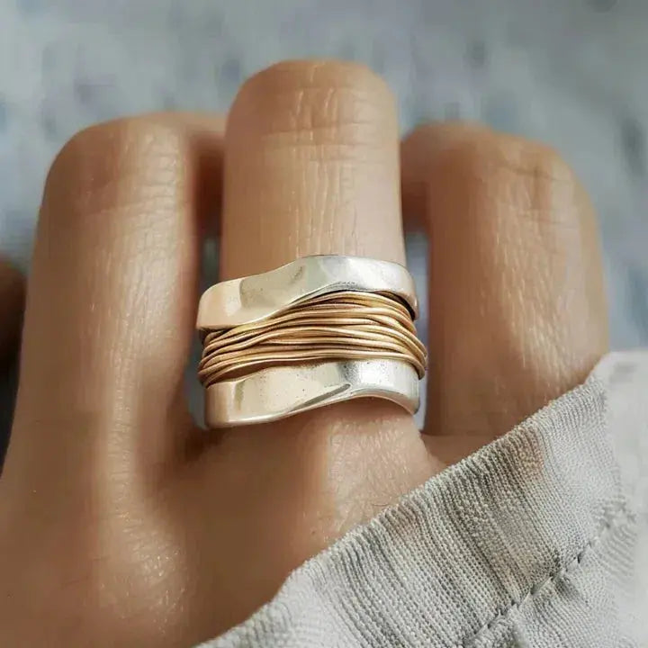 Skulpturell Silverring med Gyllene Trådaccenter