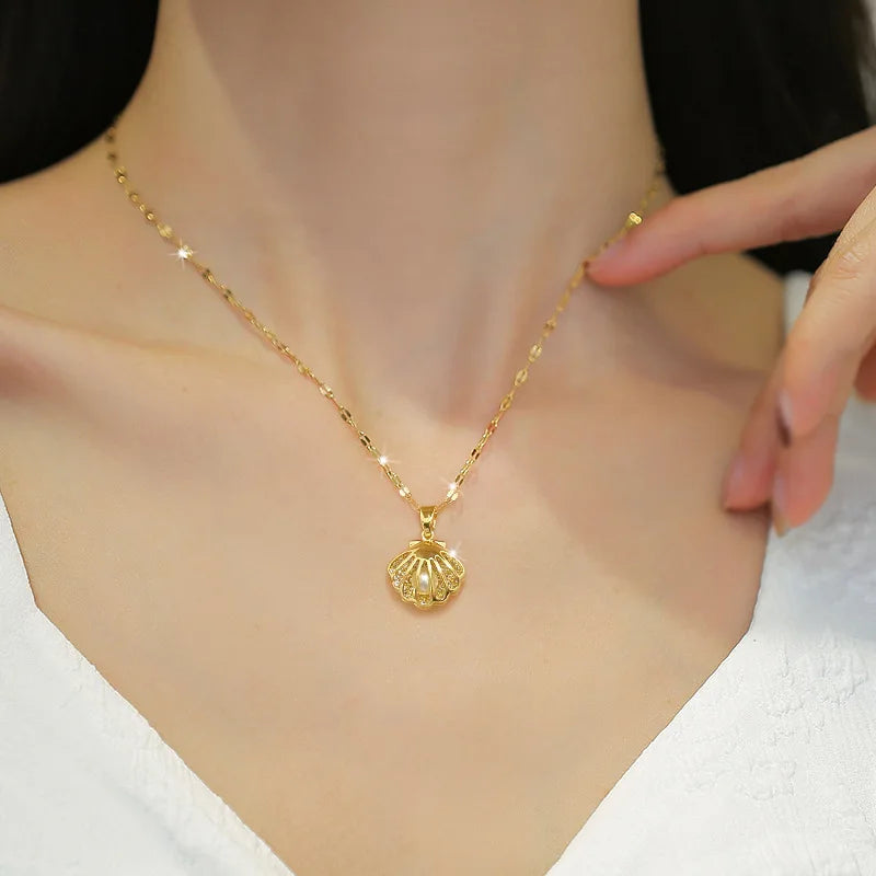 Oceaninspirerat Skal- och Pärl Hänge Halsband