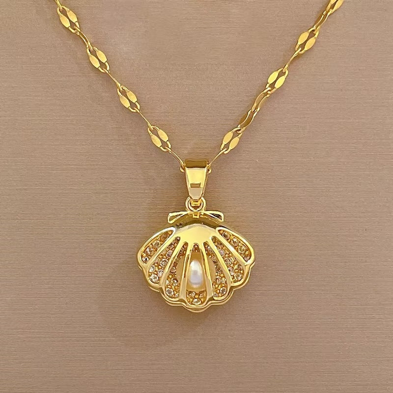 Oceaninspirerat Skal- och Pärl Hänge Halsband