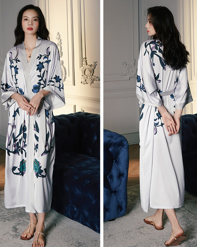 Dam Vit Satin Kimono Morgonrock med Marinblått Botaniskt Tryck | Lyxiga Blommiga Loungekläder