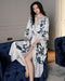 Dam Vit Satin Kimono Morgonrock med Marinblått Botaniskt Tryck | Lyxiga Blommiga Loungekläder