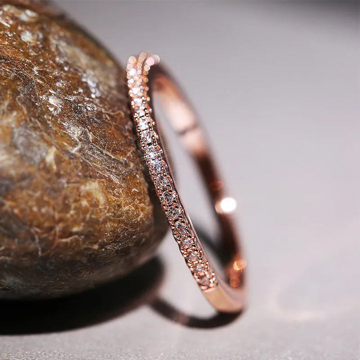Minimalistisk Halv Evighetsring | Symbol för Evig Kärlek