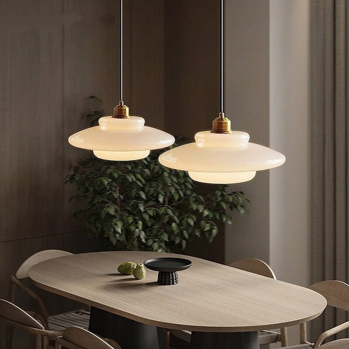 Yandir | Hängande lampa med mjölkvit skärm för retro och moderna interiörer