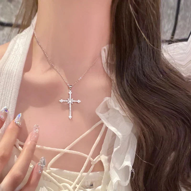 Lily | Lyxigt Sterling Silver Kors Halsband med Gnistrande Hänge
