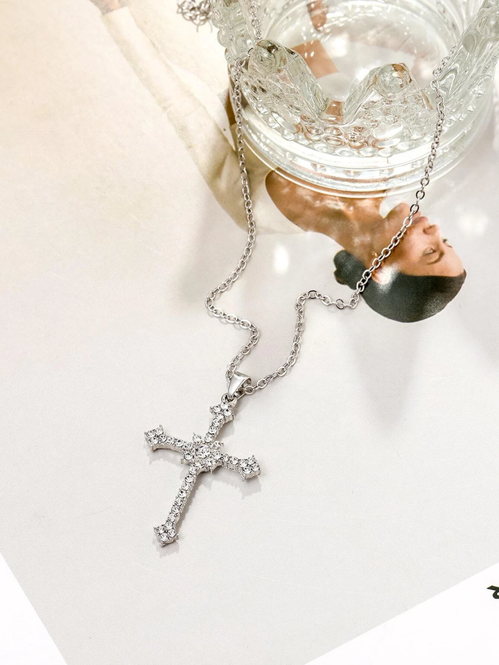 Lily | Lyxigt Sterling Silver Kors Halsband med Gnistrande Hänge
