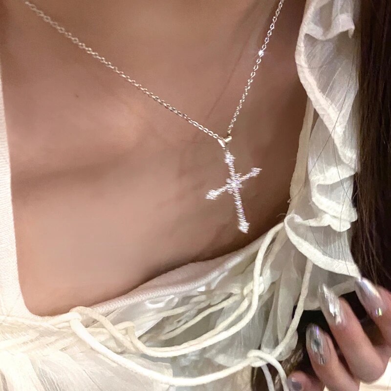 Lily | Lyxigt Sterling Silver Kors Halsband med Gnistrande Hänge