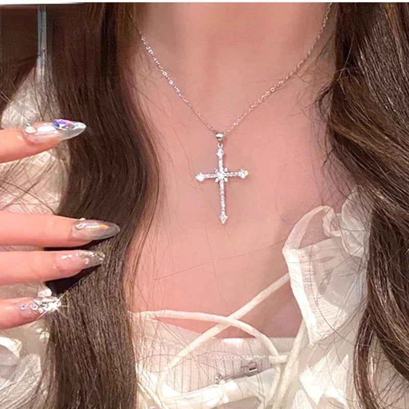 Lily | Lyxigt Sterling Silver Kors Halsband med Gnistrande Hänge
