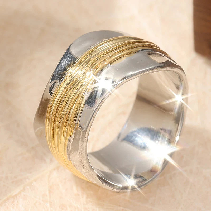 Skulpturell Silverring med Gyllene Trådaccenter